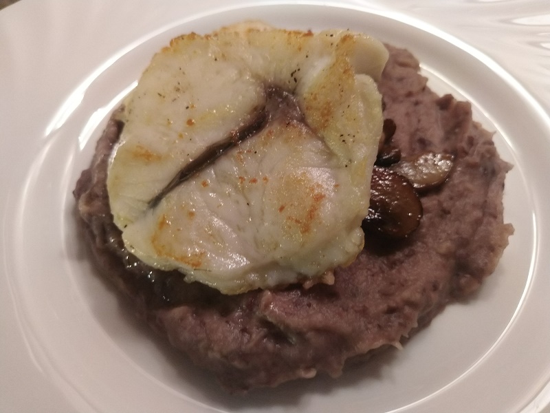 Halfilé zelleres babpürével<br>grillezett gombával