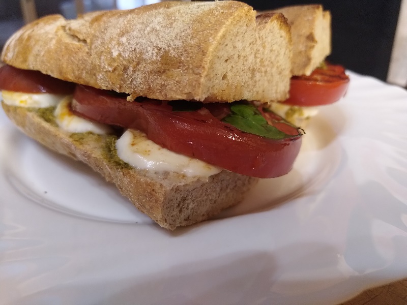 Sült paradicsomos caprese szendvics